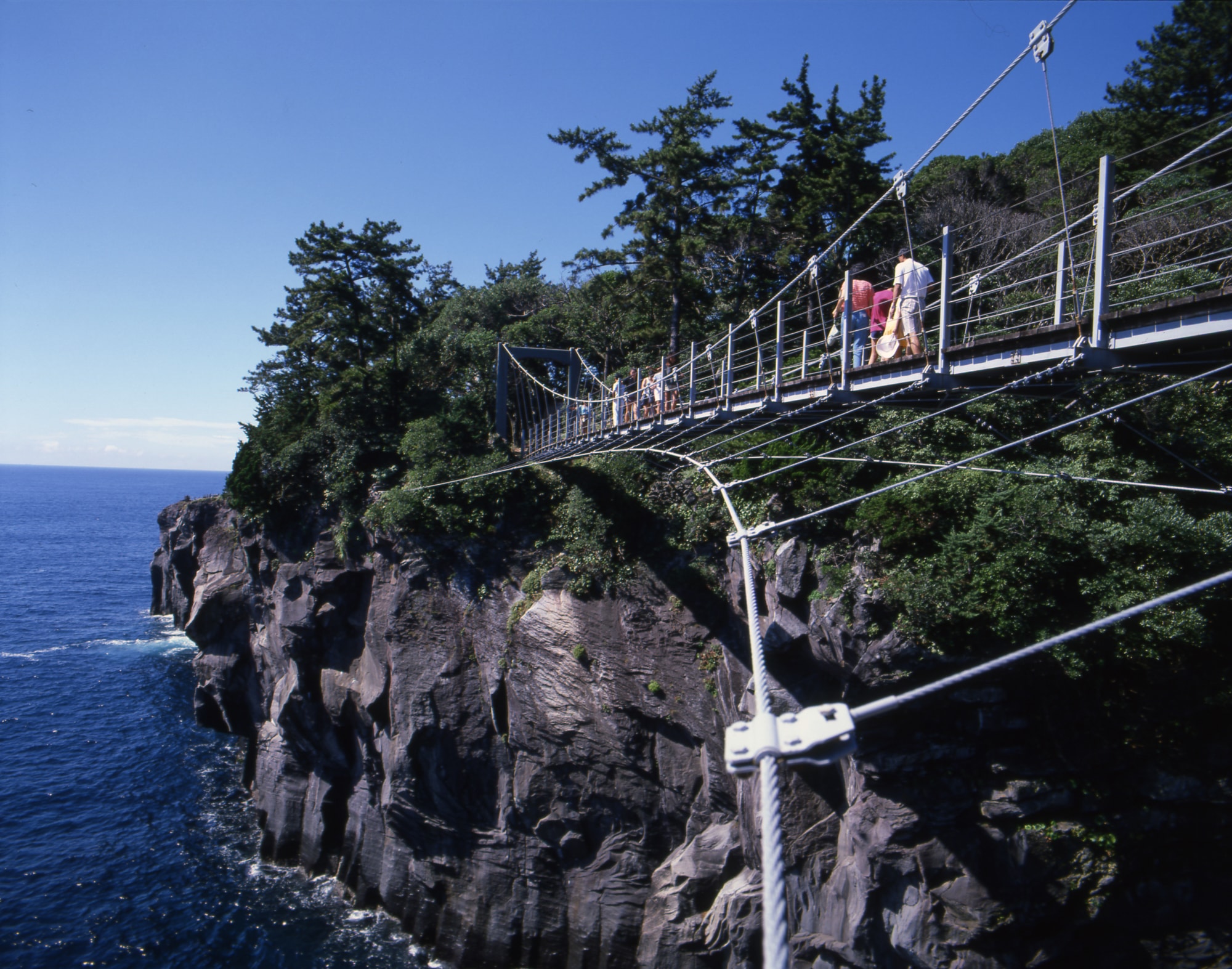 絶景を楽しみながら空中散歩ができる門脇吊橋